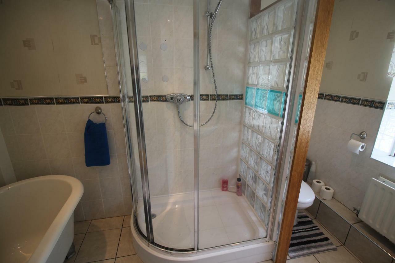 Large 4 Bedroom Family 2 Mins From Junction 32 *
