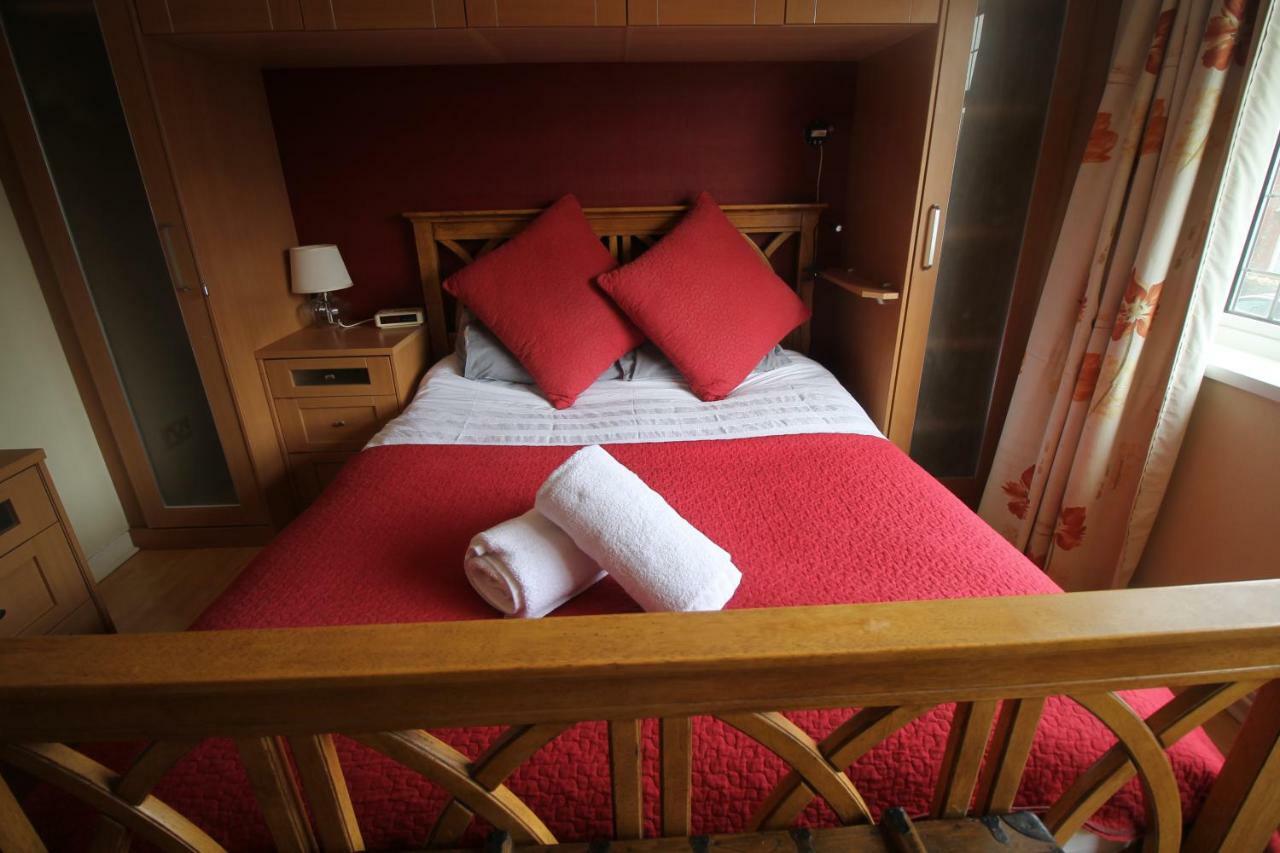 Holiday home Large 4 Bedroom Family 2 Mins From Junction 32