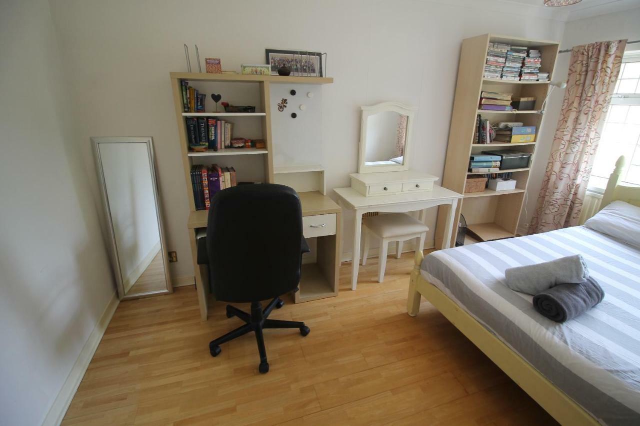 Large 4 Bedroom Family 2 Mins From Junction 32 Holiday home *