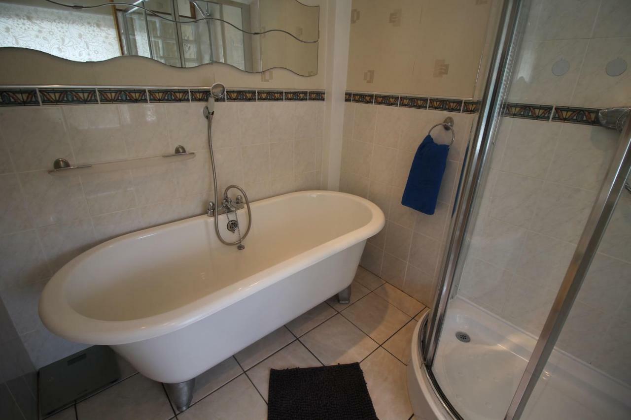 Large 4 Bedroom Family 2 Mins From Junction 32 Holiday home