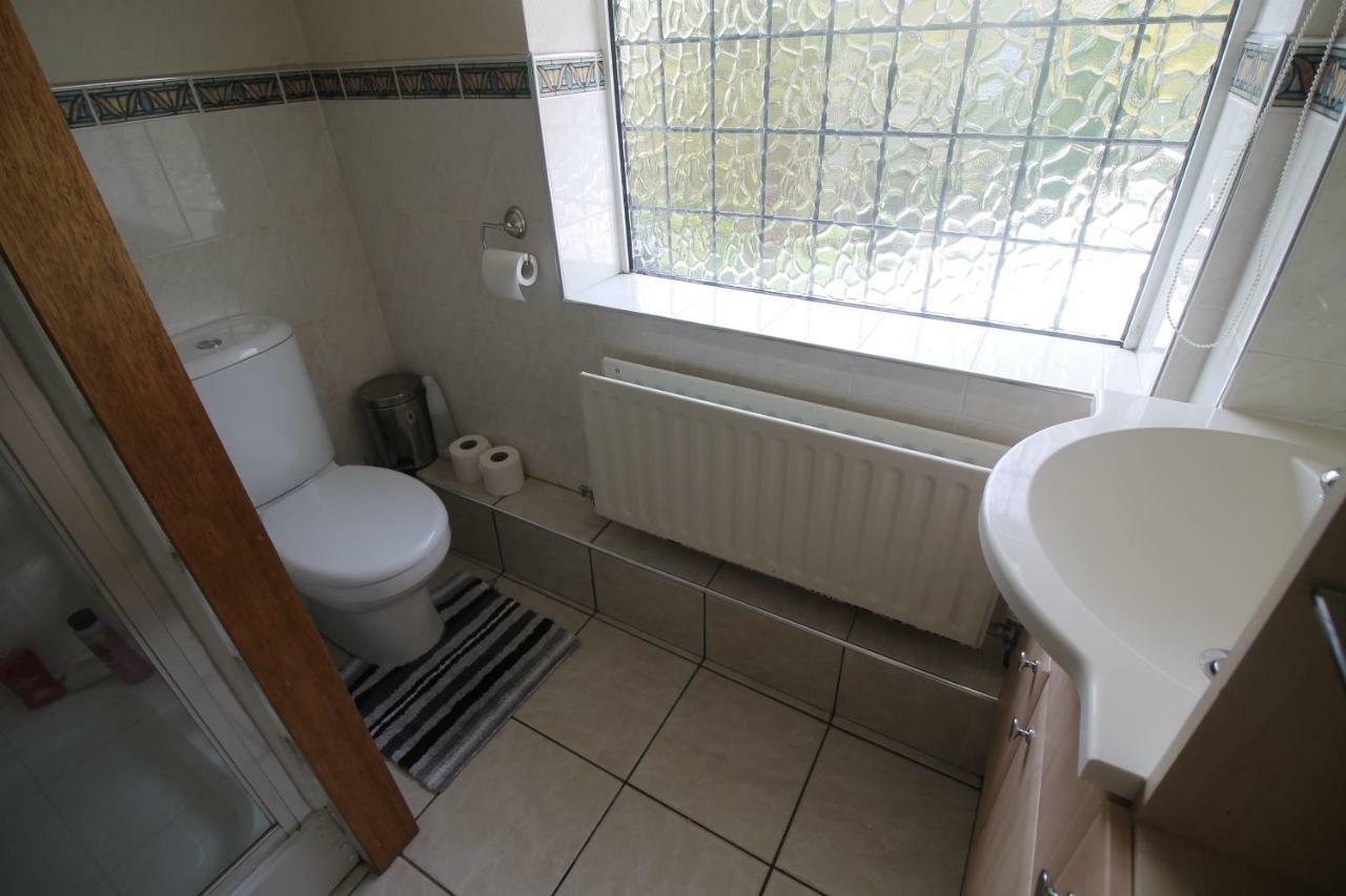 Large 4 Bedroom Family 2 Mins From Junction 32