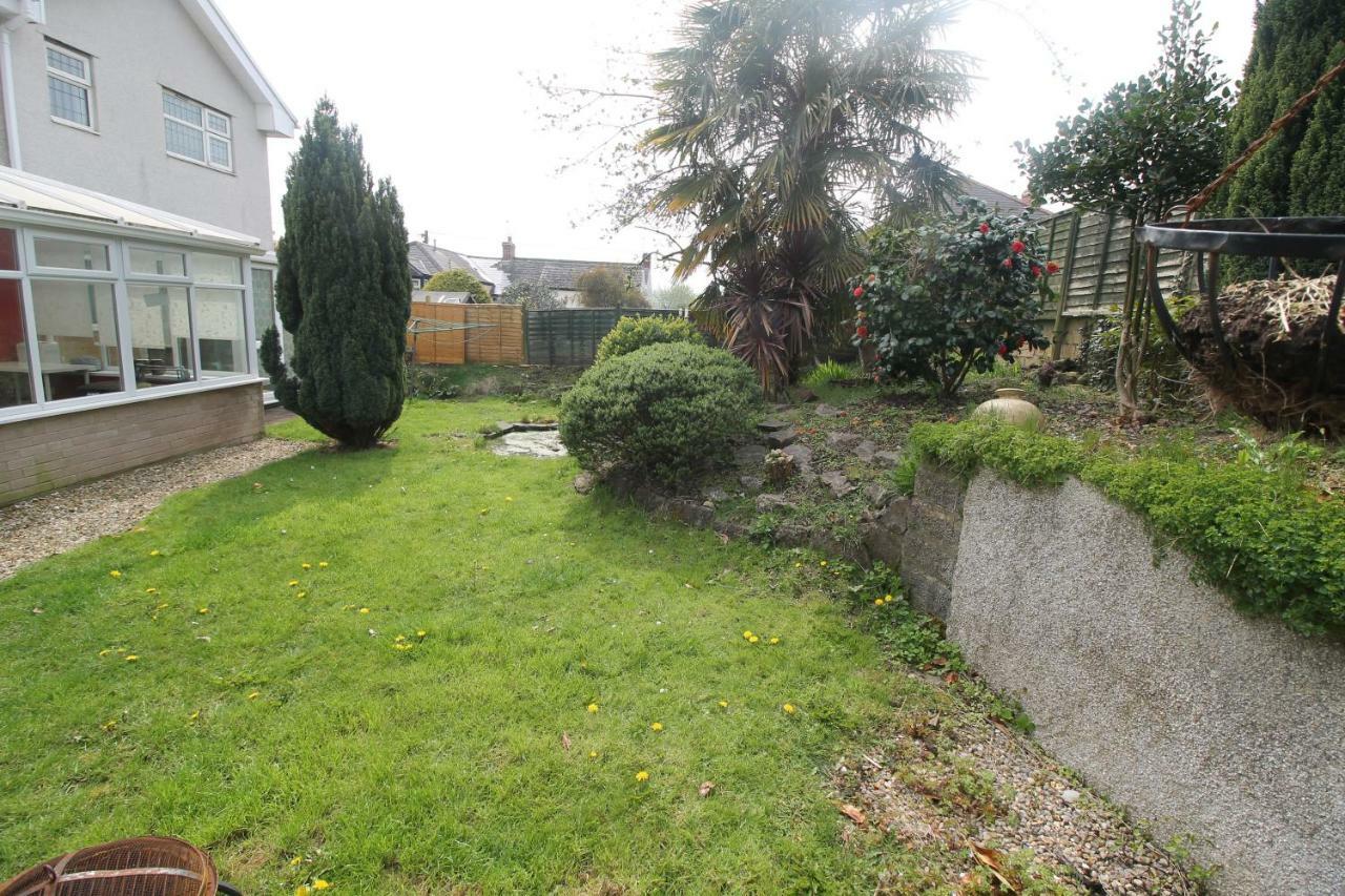 Large 4 Bedroom Family 2 Mins From Junction 32 Holiday home Cardiff