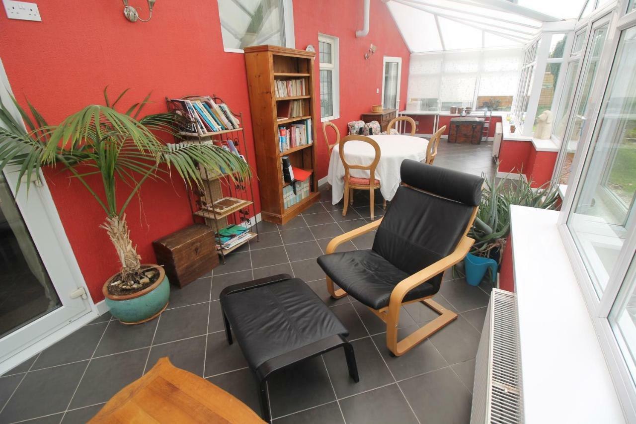 Large 4 Bedroom Family 2 Mins From Junction 32