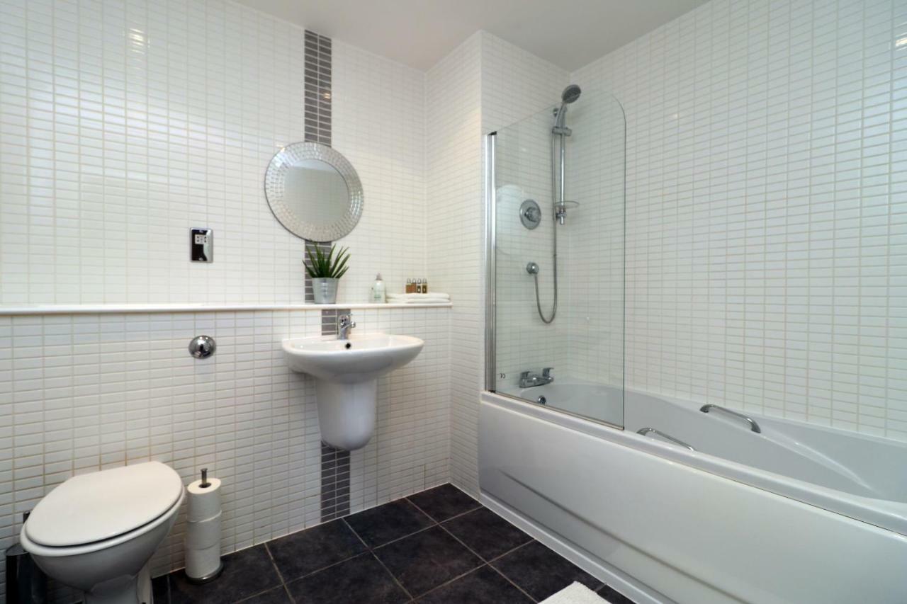 Apartment Central Century Wharf - Perfect Location, Swimming Pool And Gym Access