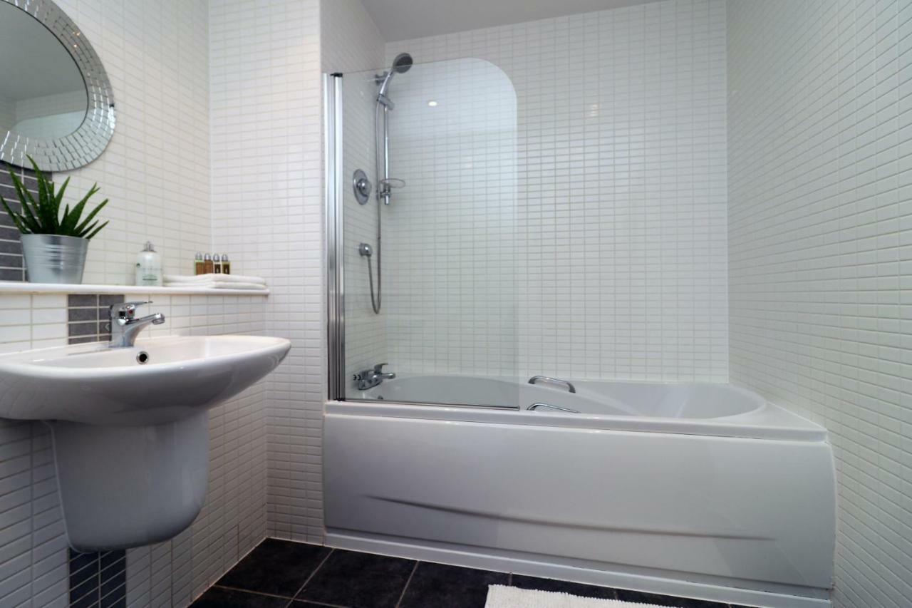 Central Century Wharf - Perfect Location, Swimming Pool And Gym Access Apartment