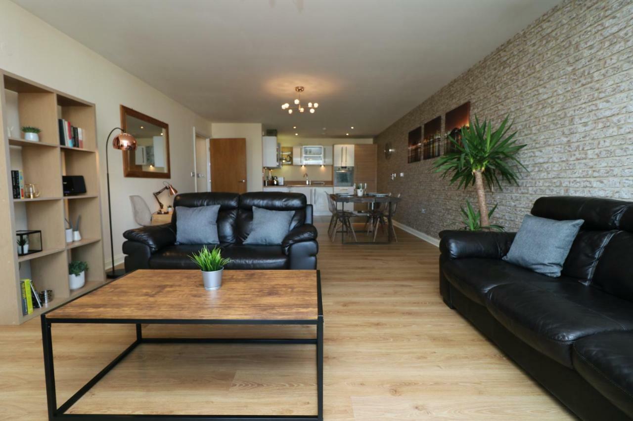 Apartment Central Century Wharf - Perfect Location, Swimming Pool And Gym Access *