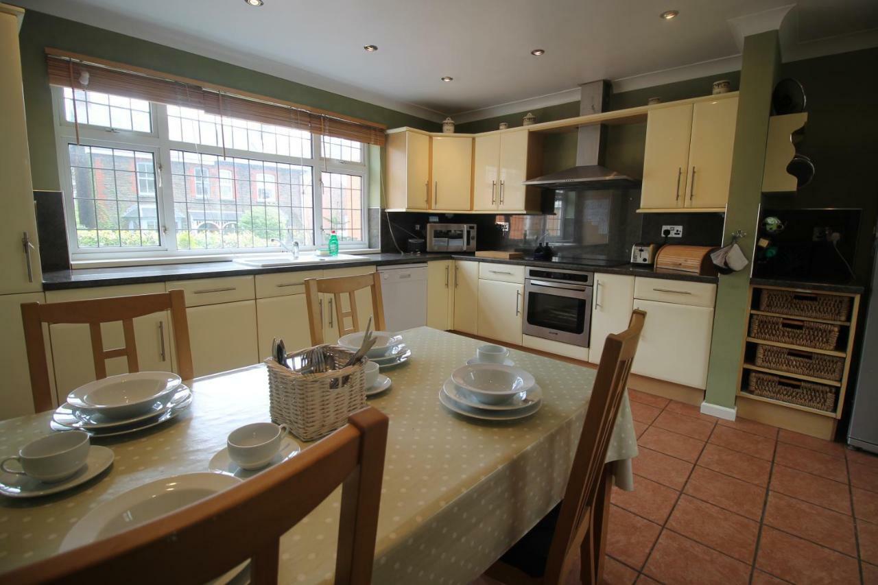 Large 4 Bedroom Family 2 Mins From Junction 32 *