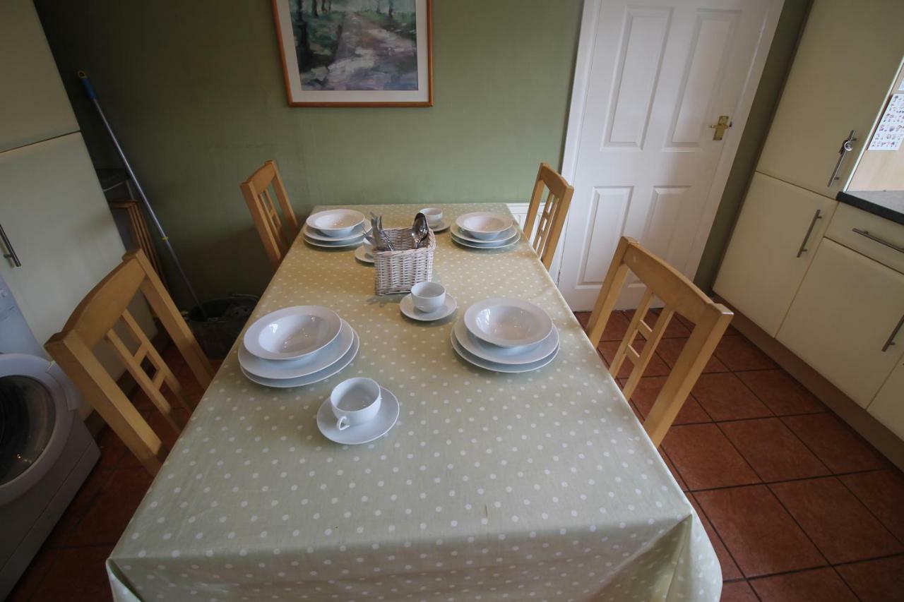 Holiday home Large 4 Bedroom Family 2 Mins From Junction 32