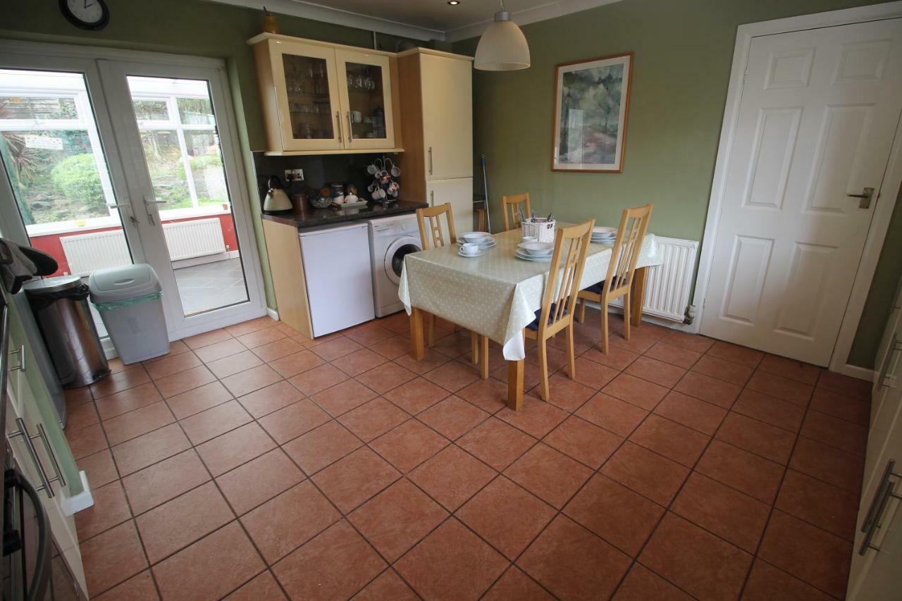 Large 4 Bedroom Family 2 Mins From Junction 32