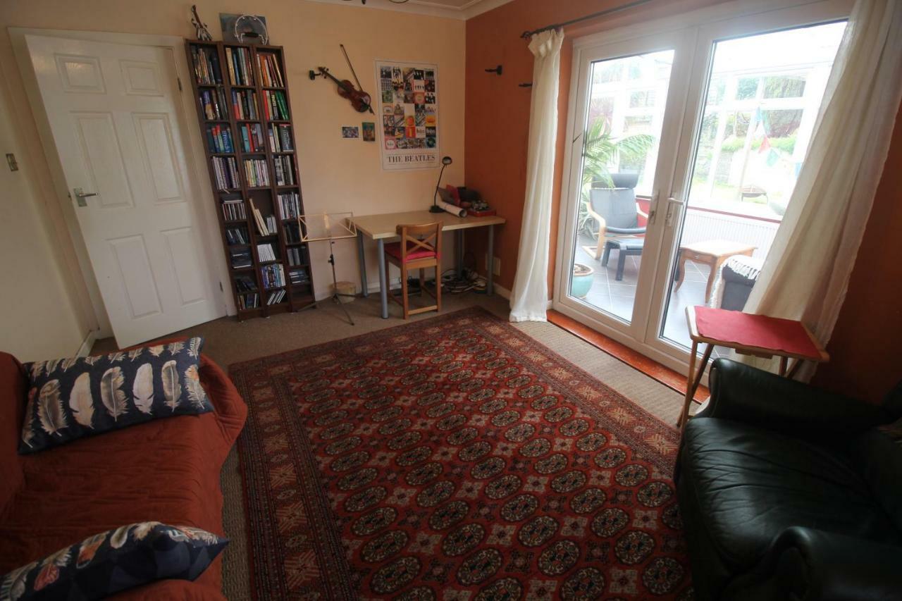 Holiday home Large 4 Bedroom Family 2 Mins From Junction 32 *