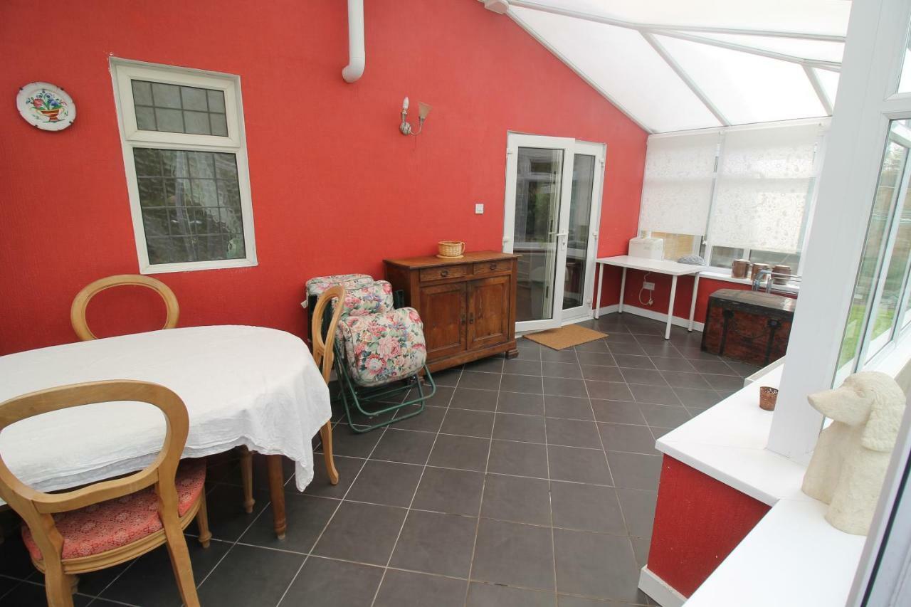 Large 4 Bedroom Family 2 Mins From Junction 32 Holiday home Cardiff