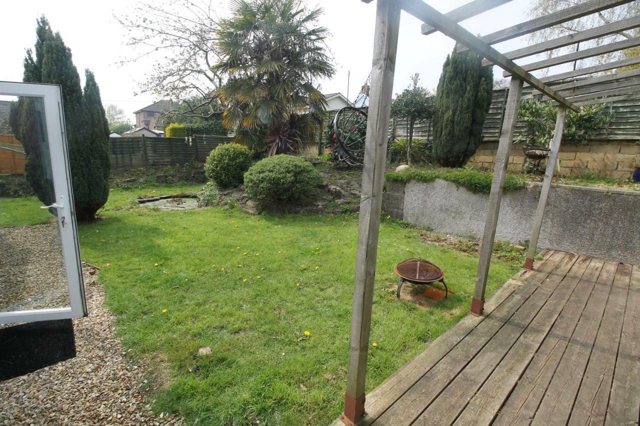 Large 4 Bedroom Family 2 Mins From Junction 32 Holiday home
