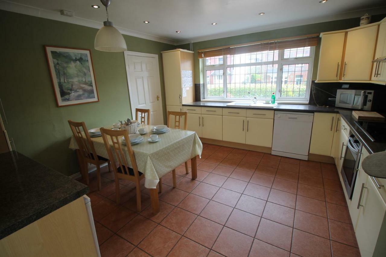 Holiday home Large 4 Bedroom Family 2 Mins From Junction 32 *