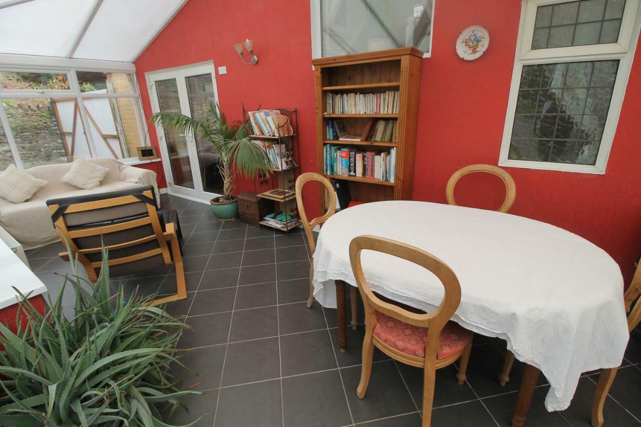 Large 4 Bedroom Family 2 Mins From Junction 32 Holiday home