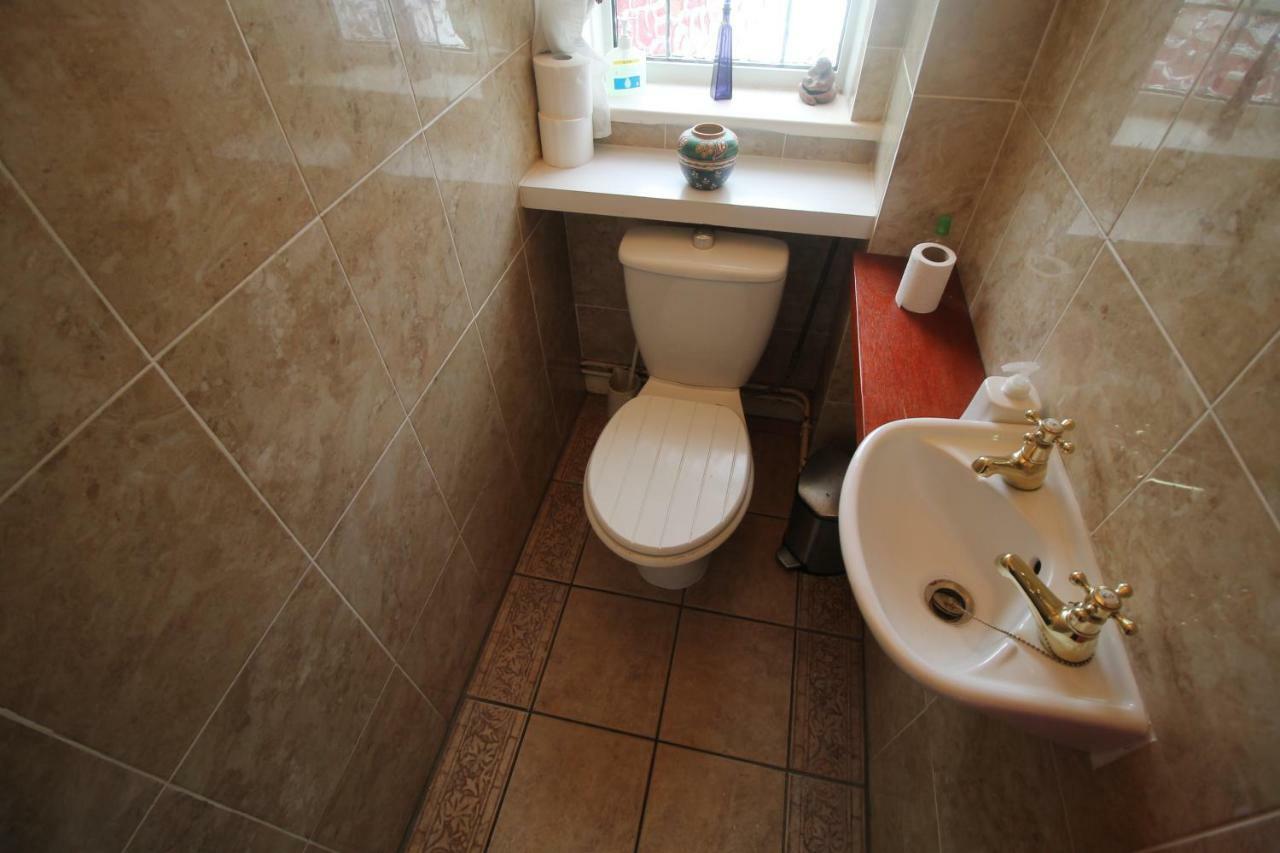 Large 4 Bedroom Family 2 Mins From Junction 32