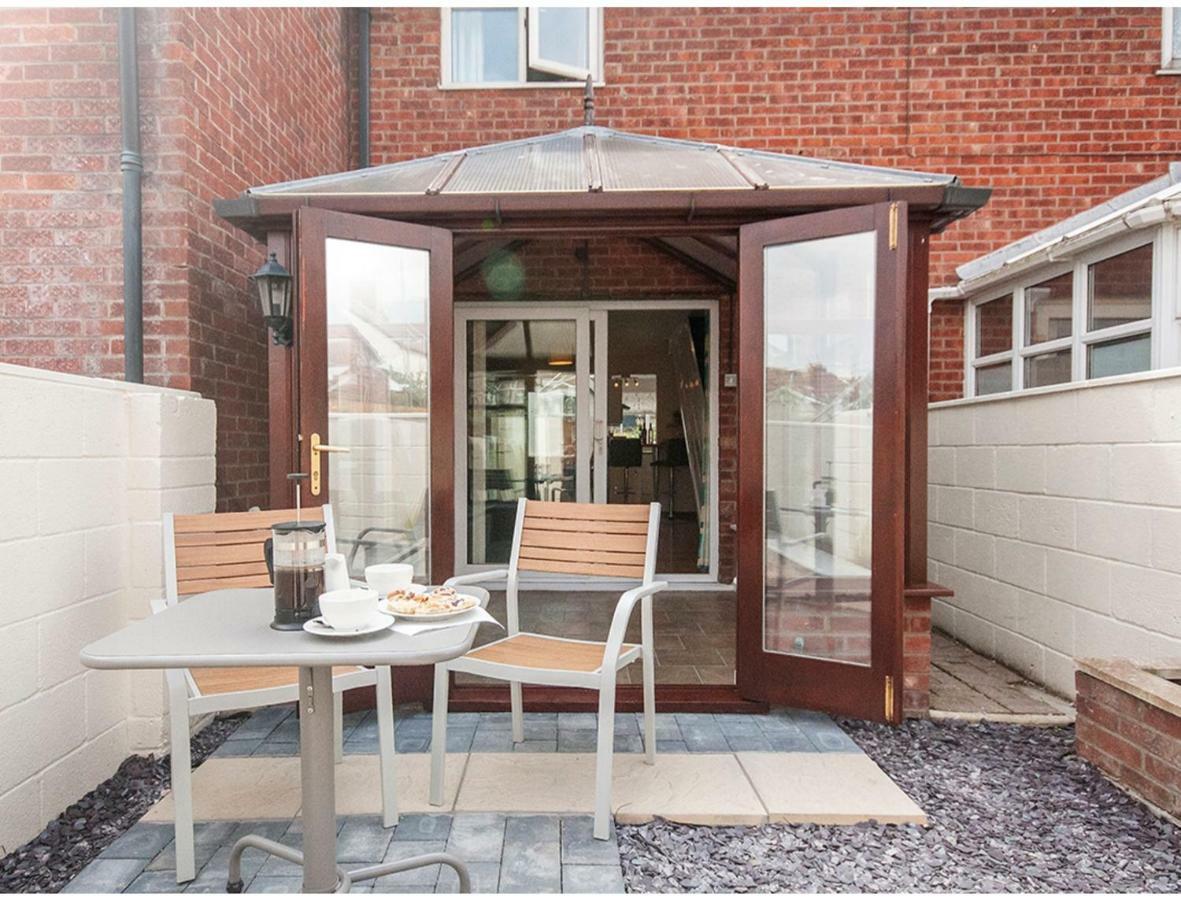 Modern House Close To Stadiums & Centre W/parking Guest house