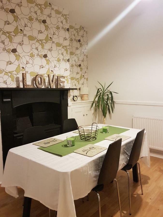 Tynant House- Modern 3 Bed House- Centre And Free Parking Holiday home *