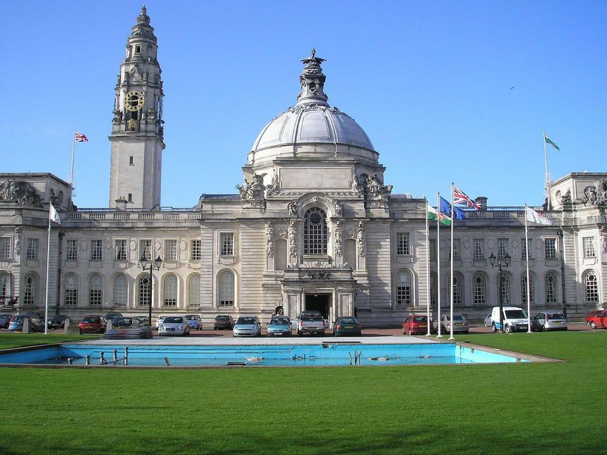 Stunning Spacious City Apartment With Free Parking Cardiff