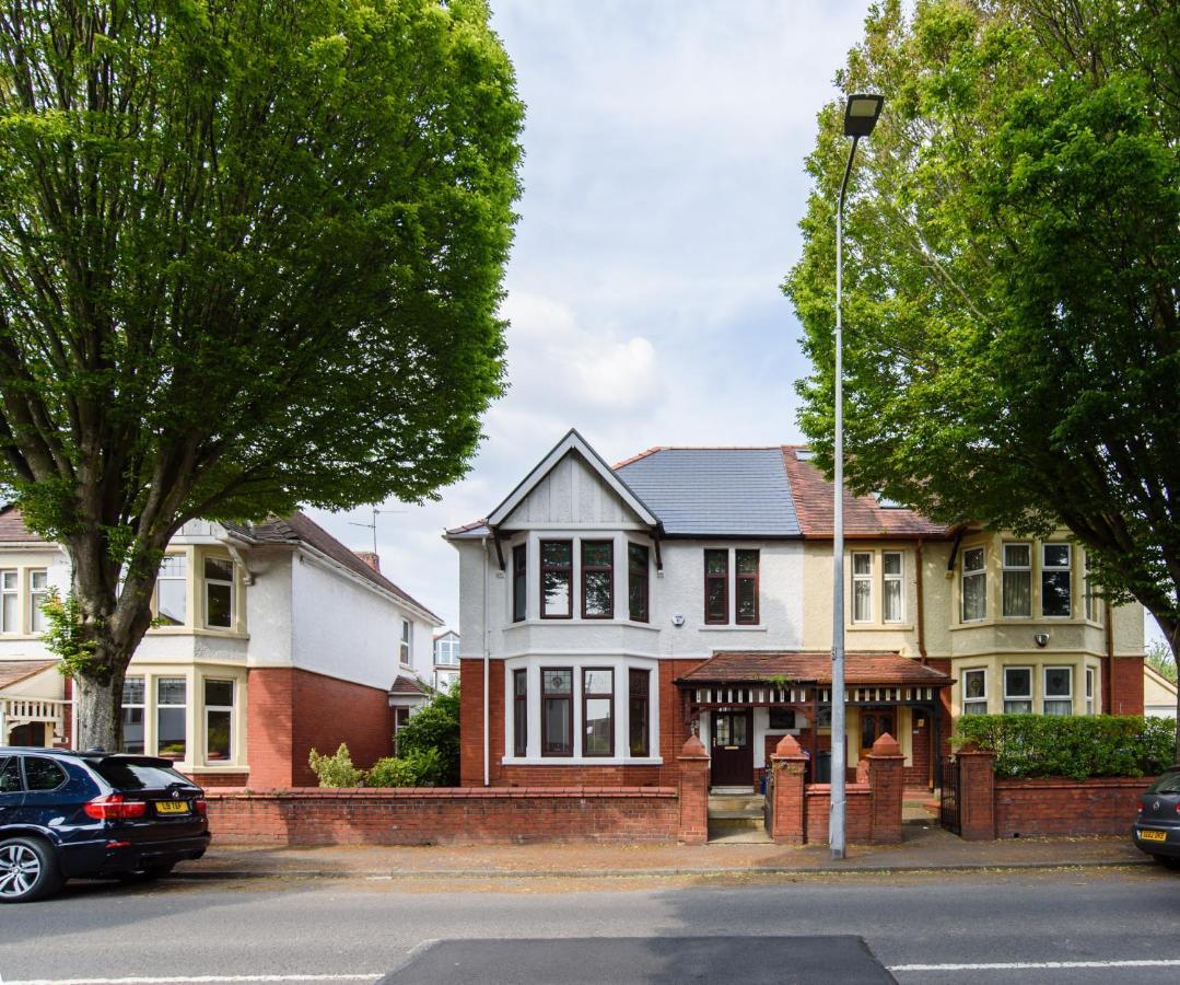 Retreat, Spacious 4 Bed House, Games Room, Parking, Hot Tub & Bbq * Cardiff