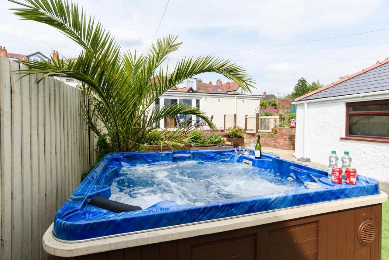 Retreat, Spacious 4 Bed House, Games Room, Parking, Hot Tub & Bbq Holiday home