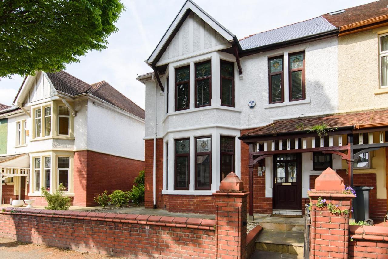 Retreat, Spacious 4 Bed House, Games Room, Parking, Hot Tub & Bbq * Cardiff