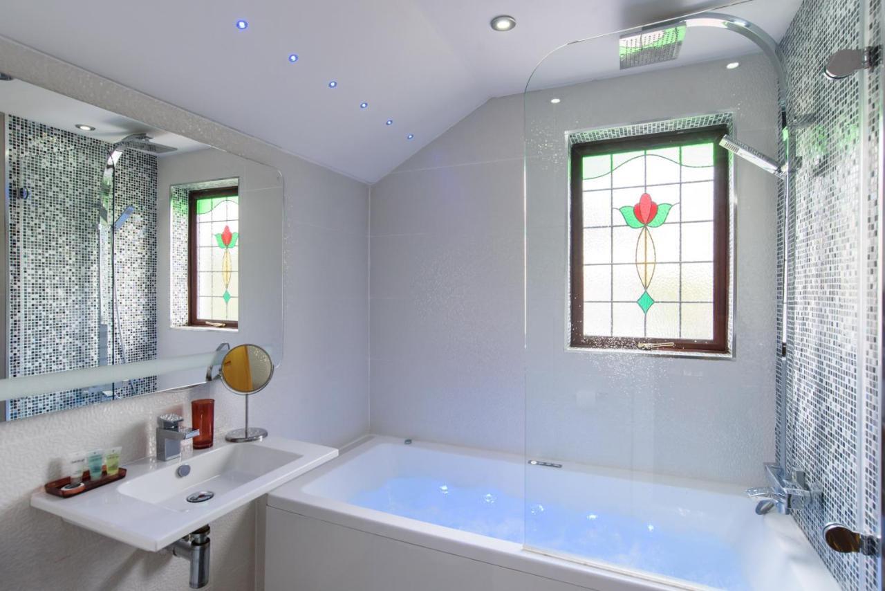 Holiday home Retreat, Spacious 4 Bed House, Games Room, Parking, Hot Tub & Bbq *