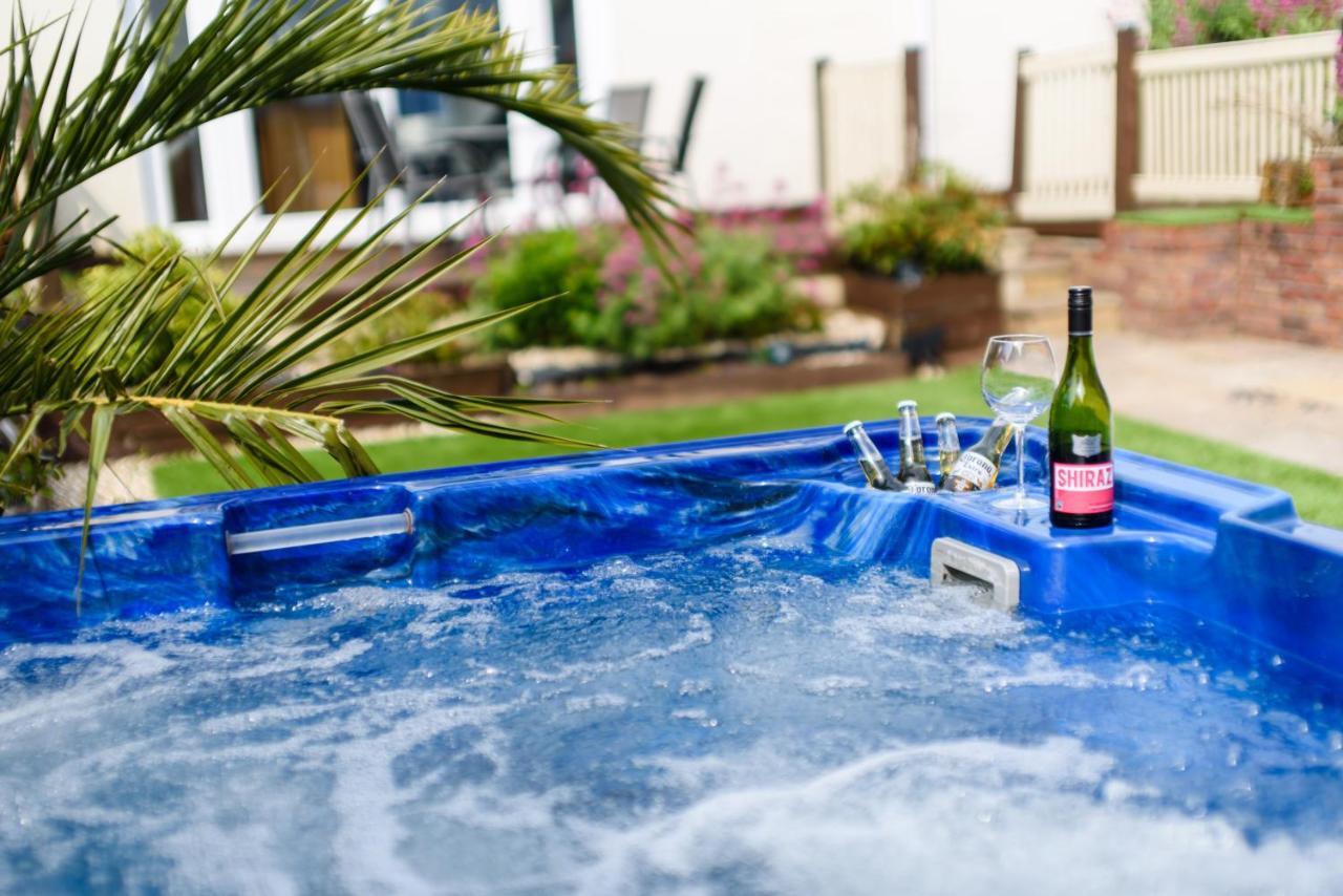 Retreat, Spacious 4 Bed House, Games Room, Parking, Hot Tub & Bbq *