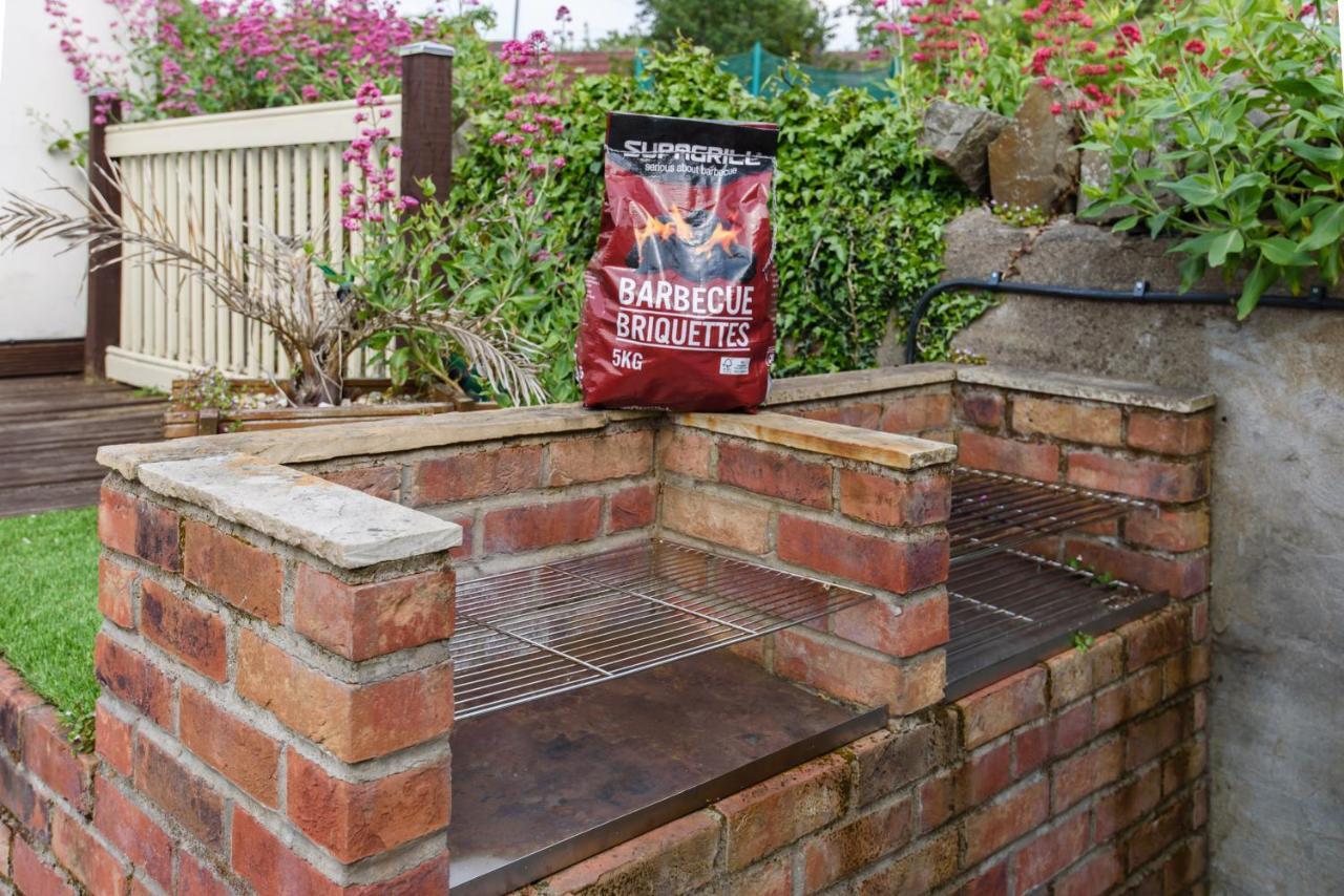Retreat, Spacious 4 Bed House, Games Room, Parking, Hot Tub & Bbq Holiday home Cardiff