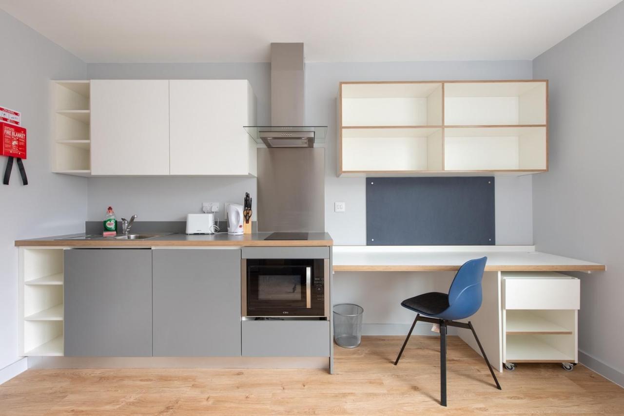 Modern Studios, Apartment *