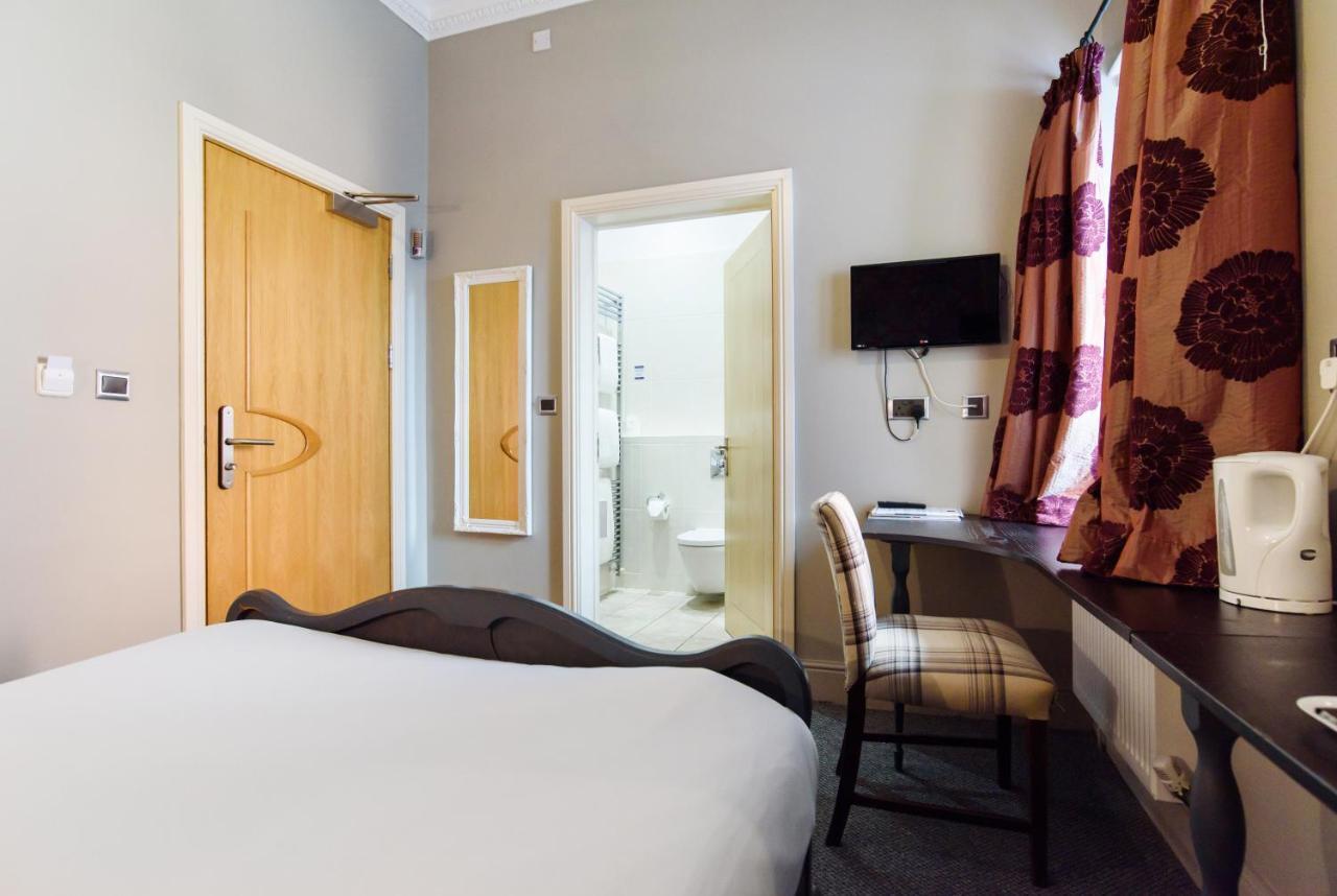 Jolyon's Boutique 4*