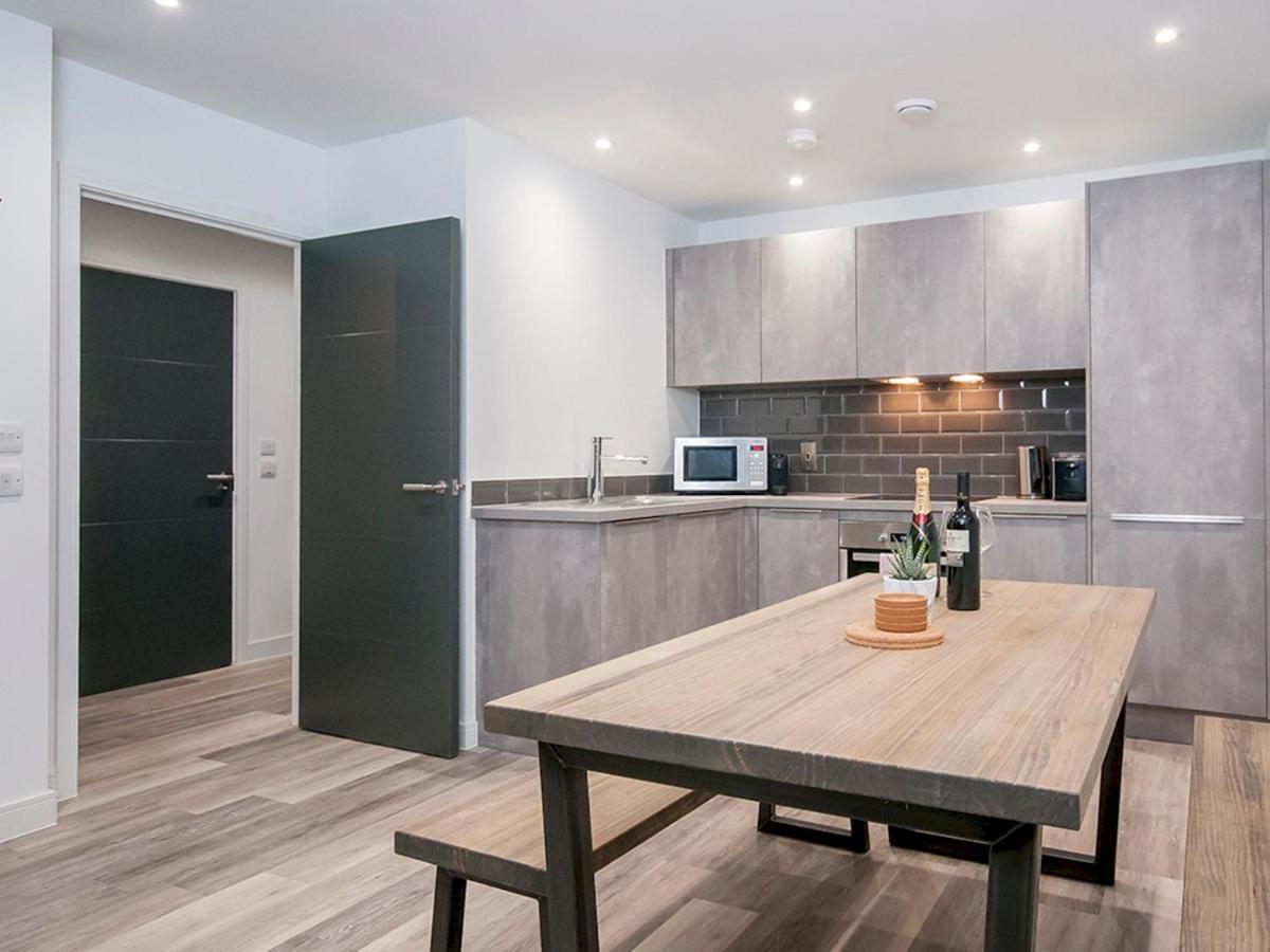 New In Centre & Close To Stadiums Apartment