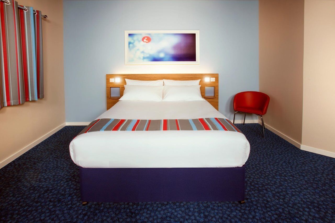Travelodge M4 Hotel 3*