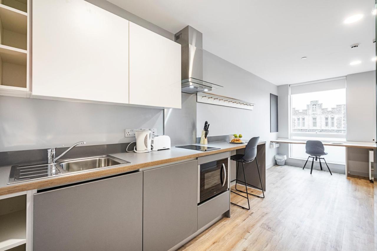 Modern Studios, Apartment