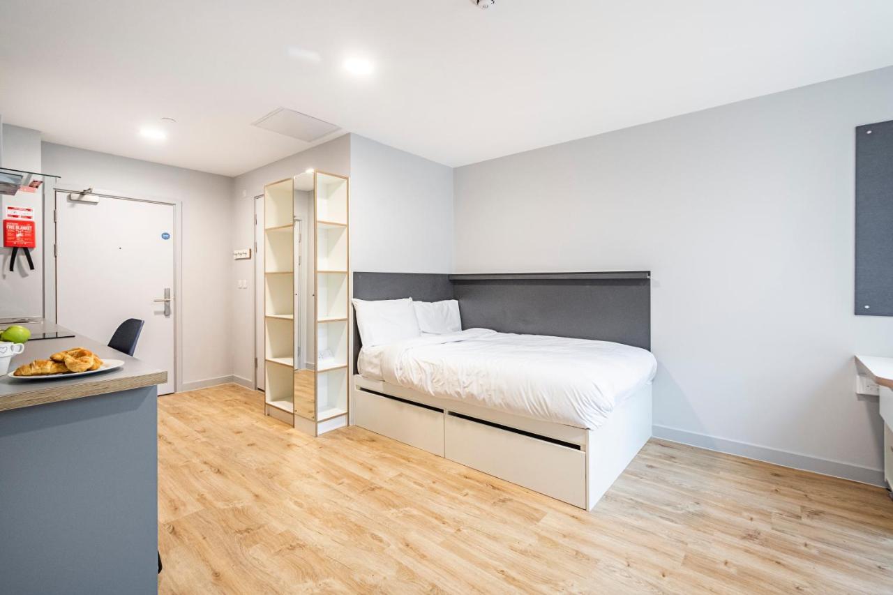 Modern Studios, Apartment