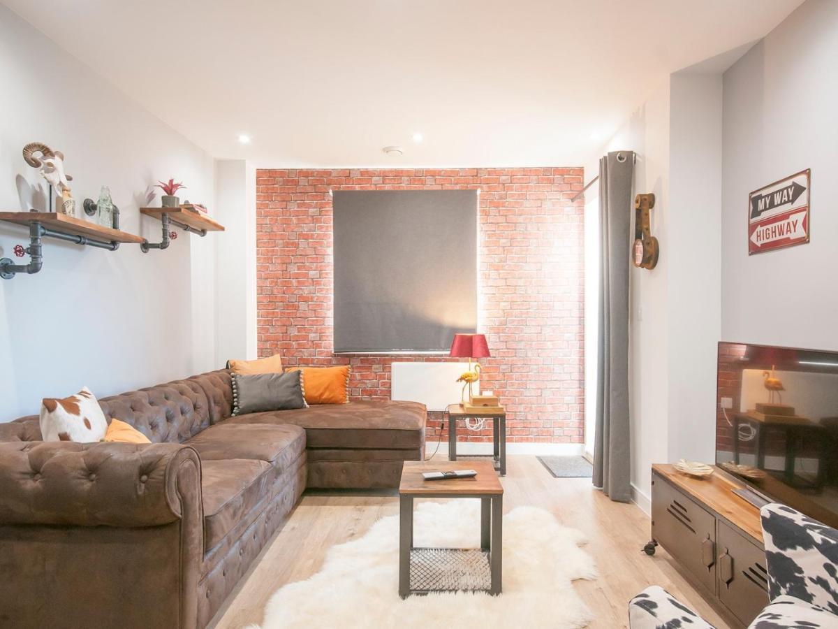 New Modern In The & Close To Stadiums Apartment