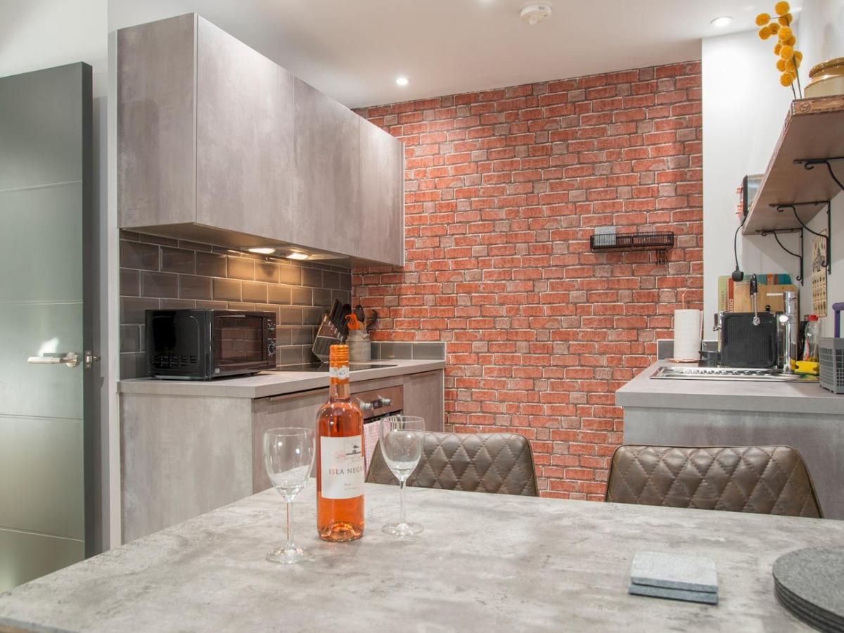 New Modern In The & Close To Stadiums Apartment Cardiff
