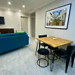 Stylish Two Bedroom Apartment Near Victoria Park