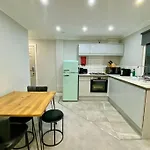 Stylish Two Bedroom Apartment Near Victoria Park