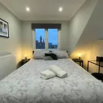 Stylish Two Bedroom Apartment Near Victoria Park
