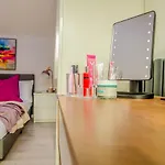 New Cosy & Secure - 2 Bed - Free Wifi - Modern & Functional