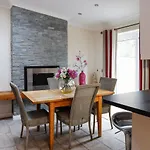 Stylish Family Home In Desirable Penylan + Parking