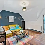 Spacious Serenity- Stylish 6-Person Flat
