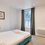 2 Bedroom Apartment Near City Centre, Uni & Parks!