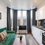 2 Bedroom Apartment Near City Centre, Uni & Parks!