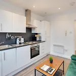 2 Bedroom Apartment Near City Centre, Uni & Parks!
