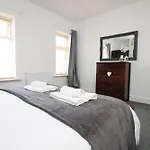 Central Cardiff - 3 Bedroom Home - Free Parking - Walk To Shopping Town Centre And Cardiff Castle