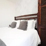 Central Cardiff - 3 Bedroom Home - Free Parking - Walk To Shopping Town Centre And Cardiff Castle