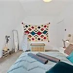 Spacious Serenity- Stylish 6-Person Flat