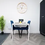 New Modern 1 Bedroom Apartments - Prime Location - By Ekliving Luxe Short Lets & Serviced Accommodation - Cardiff