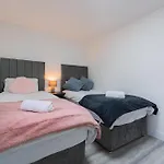 Brand New Luxe Two Bedroom Flat! Excellent Wifi
